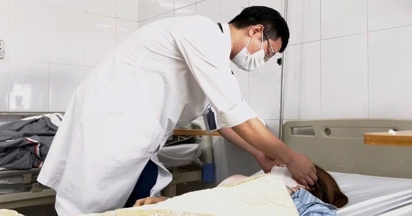 Người phụ nữ 32 tuổi nhập viện gấp sau khi tự nặn mụn trên trán