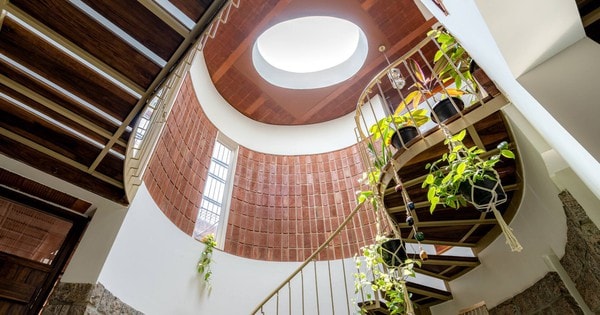 Khi thiết kế giếng trời nhà ống tránh mưa tạt cần lưu ý gì