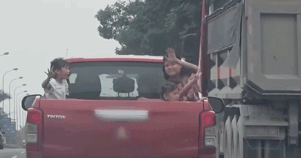 Lái xe bán tải chở 6 cháu bé trên thùng xe, chạy băng băng trên Đại lộ Thăng Long