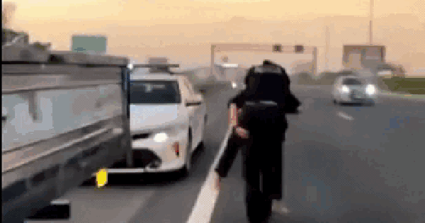 CSGT mở đường, cứu tài xế xe tải đột quỵ trên cao tốc Pháp Vân - Cầu Giẽ