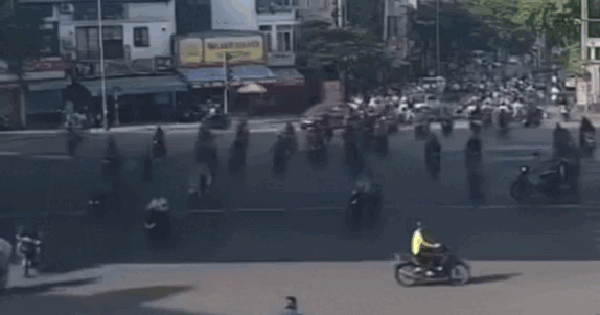 Hà Nội: Khoảnh khắc xe ô tô con mất lái, tông hàng loạt phương tiện trên phố Trần Đại Nghĩa