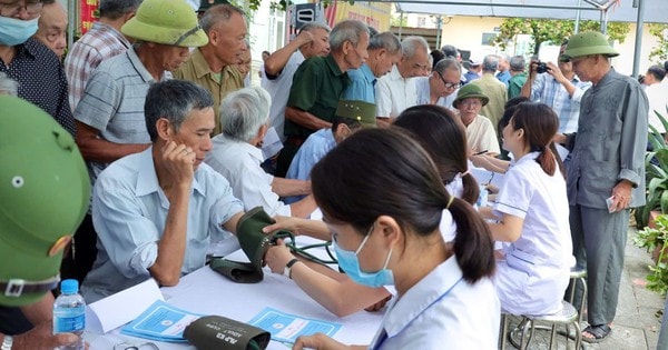 Khám bệnh, cấp phát thuốc miễn phí và tặng quà tri ân người có công với cách mạng