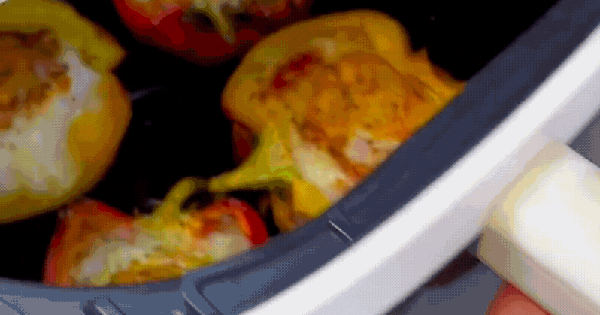 Mùa hè ăn gì cho nhẹ bụng? Thử ngay ớt chuông nướng trứng siêu ngon bằng nồi chiên không dầu