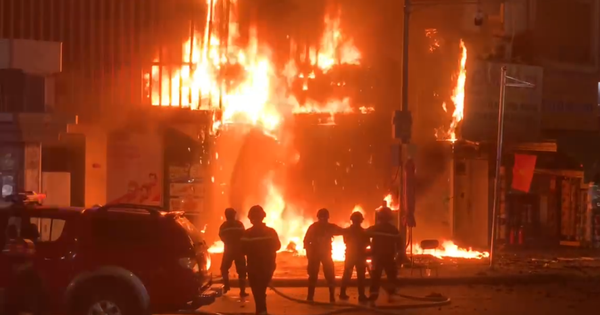 TP Hồ Chí Minh: Biển quảng cáo cháy lan sang nhà cao tầng, thiêu rụi nhiều tài sản