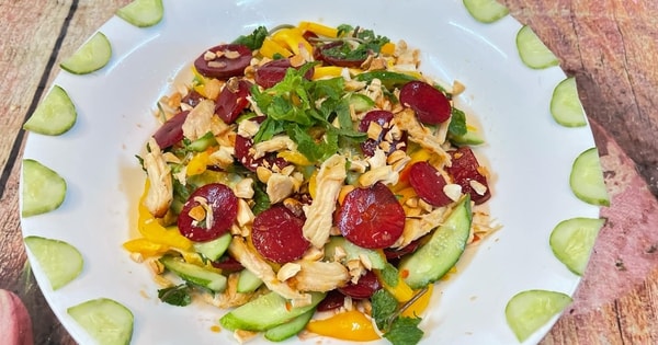 Gỏi mận gà xé hạt điều xốt chua ngọt