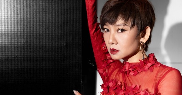 Nữ NSND vừa lộ ảnh 'khóa môi' với bạn gái, đời thực nhan sắc 'hack tuổi' ra sao?