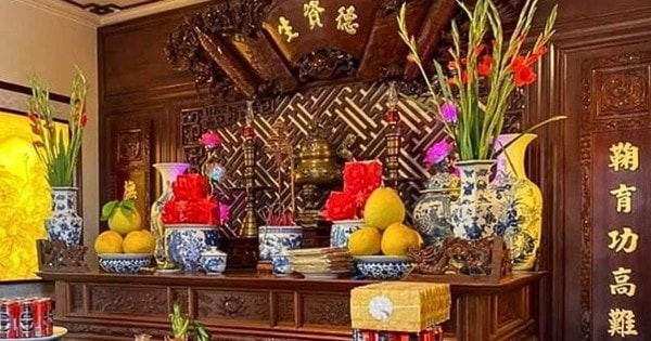 Cách bố trí lọ hoa trên bàn thờ chuẩn phong thủy, thu hút tài lộc và may mắn