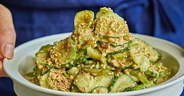 Dưa chuột đem thái mỏng rồi trộn cùng nguyên liệu này, cực ngon lại giúp chống nắng và làm đẹp da mịn màng