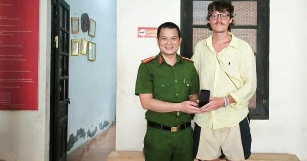 Du khách người Anh xúc động khi Công an Việt Nam 'xuyên đêm' tìm tài sản mình bị thất lạc