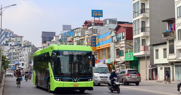 Hà Nội hiện thực hóa mục tiêu chuyển đổi xe xăng và trạm sạc điện ra sao?