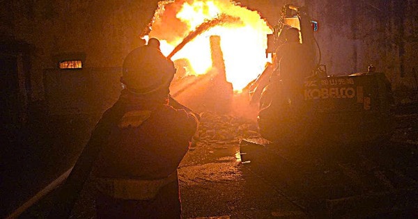 Hà Nội: 60 cảnh sát, 8 xe chữa cháy xuyên đêm khống chế hỏa hoạn xưởng 1.700m2