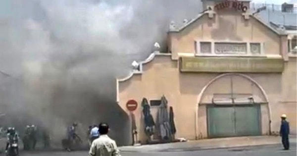 TPHCM: Cháy chợ Thủ Đức nghi do chập điện