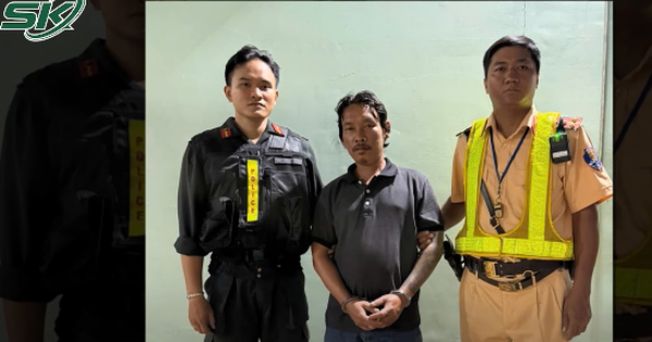 Bị tạm giữ phương tiện, 'ma men' nổi điên rút chìa khóa xe Wave đâm CSGT ngay tại chốt