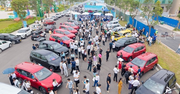 VinFast bàn giao lô xe Limo Green đầu tiên cho khách hàng