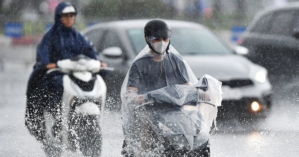 Mưa dông bao phủ miền Bắc, nắng nóng Trung Bộ còn kéo dài