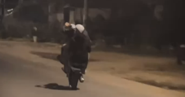 Xử lý 2 thanh thiếu niên điều khiển xe máy bốc đầu rồi đăng lên Facebook