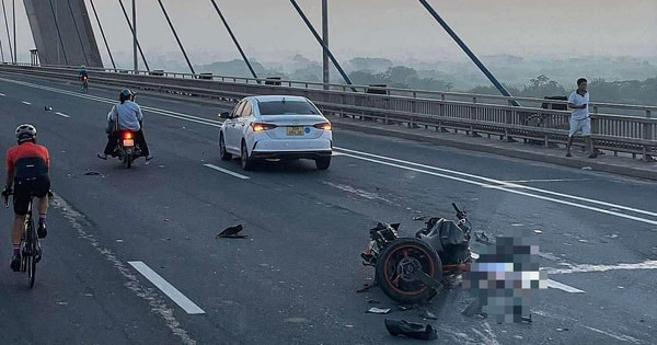 Xe máy biến dạng sau va chạm trên cầu Nhật Tân, nạn nhân tử vong tại chỗ