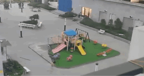 Người phụ nữ tử vong do giông lốc cuốn cầu trượt bay trúng ở chung cư tại Hà Nội