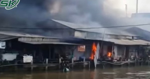 Chồng chém vợ nguy kịch rồi đốt nhà cháy như 'ngọn đuốc' lan ra cả chợ ở Cà Mau