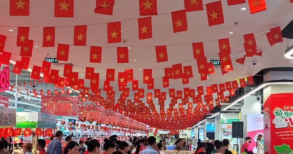 Kệ hàng, siêu thị phủ kín sắc đỏ cờ Tổ quốc chào mừng Quốc khánh 2/9