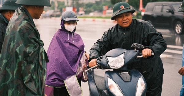 Bộ đội tên lửa dầm mưa, sửa xe giúp dân ở Hà Nội