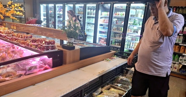 Rau xanh khan hiếm, nhiều sạp rau đóng cửa, siêu thị 'cháy hàng'