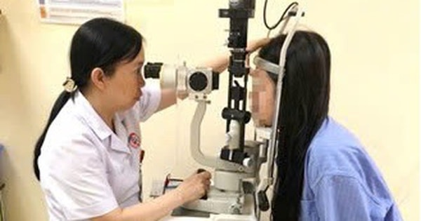 Cô gái bị loét giác mạc vì đeo kính áp tròng thay kính thường ròng rã