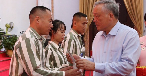 Phó Thủ tướng chúc mừng 435 phạm nhân được đặc xá tại Trại tạm giam Phú Sơn 4