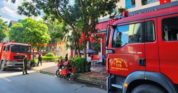 Hà Nội: Cháy lớn tại nhà hàng trong khu đô thị Trung Hoà, 4 xe cứu hỏa được điều động