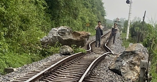Đá lăn từ núi cao làm lệch đường ray, tàu Bắc - Nam tạm đình trệ