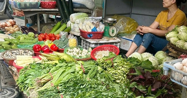 Rau muống 25.000 đồng/bó, bà nội trợ ngậm ngùi thắt chặt chi tiêu