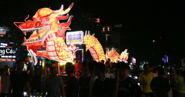 Lung linh sắc màu đèn Trung thu khổng lồ trong Lễ hội Thành Tuyên 2025