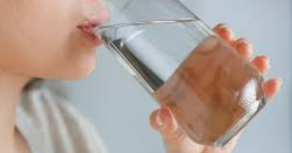 Uống nước nhiều có hại thận không?