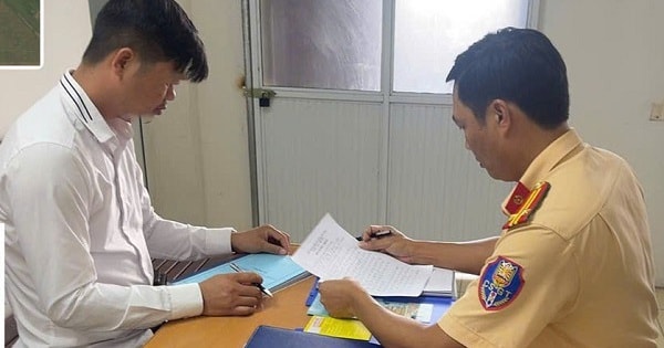 Phạt tài xế cho trẻ thò người ra cửa sổ trời khi ô tô đang chạy