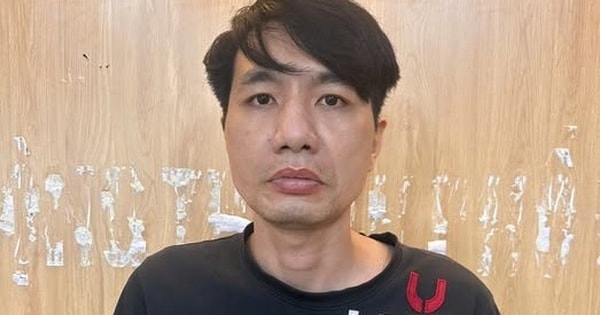 Bực tức bị xử phạt, gã thanh niên phá hoại xe CSGT