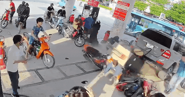 Video ô tô lùi trúng trụ bơm xăng ở Hà Nội gây cháy, nhân viên thoát nạn trong tích tắc