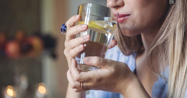 Uống nước chanh ấm buổi sáng có giúp thải độc và làm sáng da?