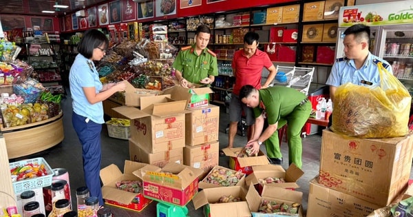 Thu giữ hơn 4.000 bánh Trung thu, kem quế trôi nổi