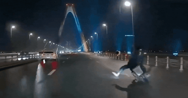 Video xe máy đi vào làn ô tô trên cầu Nhật Tân rồi ngã tóe lửa