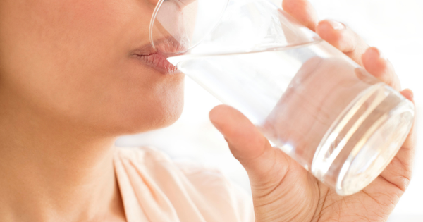 Uống đủ nước có thể giúp giảm nguy cơ đột quỵ và bệnh tim mạch