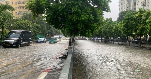 Cảnh báo mưa lớn, hàng loạt tuyến phố Hà Nội ngập úng