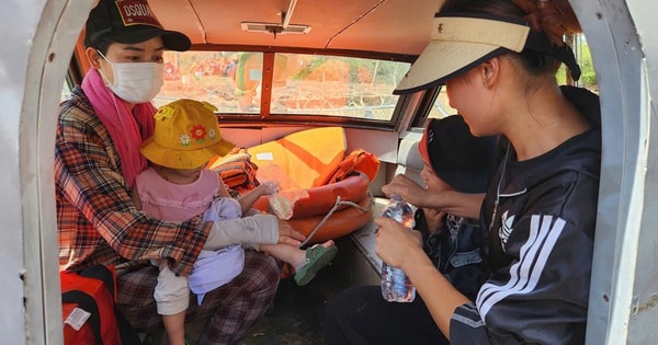 Công an kịp thời đưa 2 cháu bé sốt cao, co giật giữa vùng lũ cô lập đến bệnh viện