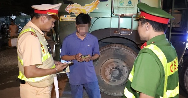 CSGT Hà Nội 'hóa trang' đón lõng xe quá tải trong đêm