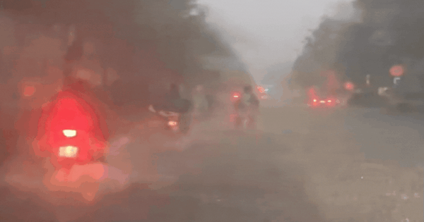 Hà Nội: Ô tô, xe máy lại 'bơi' trong biển nước sau mưa lớn do bão số 11