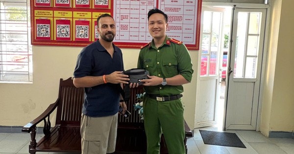 Làm rơi hàng nghìn USD, du khách nước ngoài may mắn được công an phường tìm giúp
