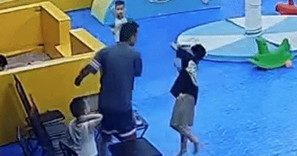 Bé 8 tuổi bị tát 'ù tai' vì ném bóng trúng bạn, người mẹ đã trình báo công an