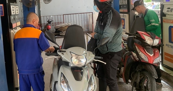 Giá xăng dầu đồng loạt giảm, RON95 còn 19.726 đồng/lít