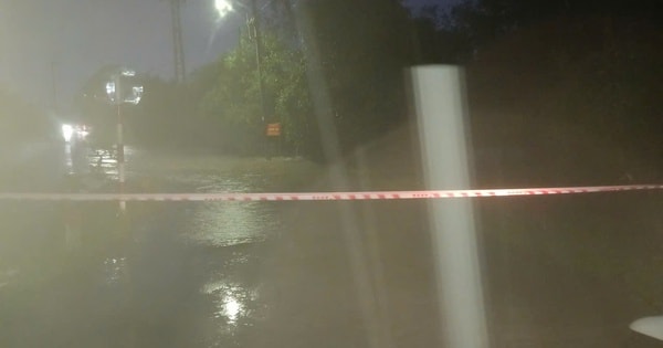 Taxi điện bị nước lũ cuốn trôi trong đêm, tài xế may mắn thoát nạn