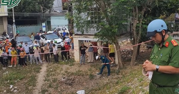 Hiện trường thi thể nam giới đang phân hủy trôi dạt vào chân cầu Xóm Bóng