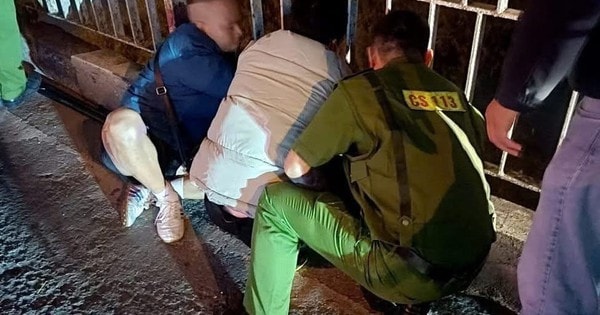 Nam thanh niên cầm dao có ý định tự tử trên cầu Chương Dương